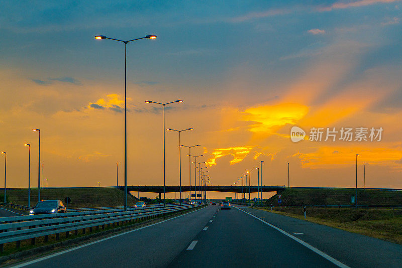 黄昏时在高速公路上逆天行驶的汽车