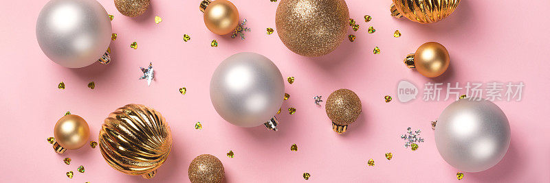 圣诞卡片金色和银色的球在粉红色的背景横幅