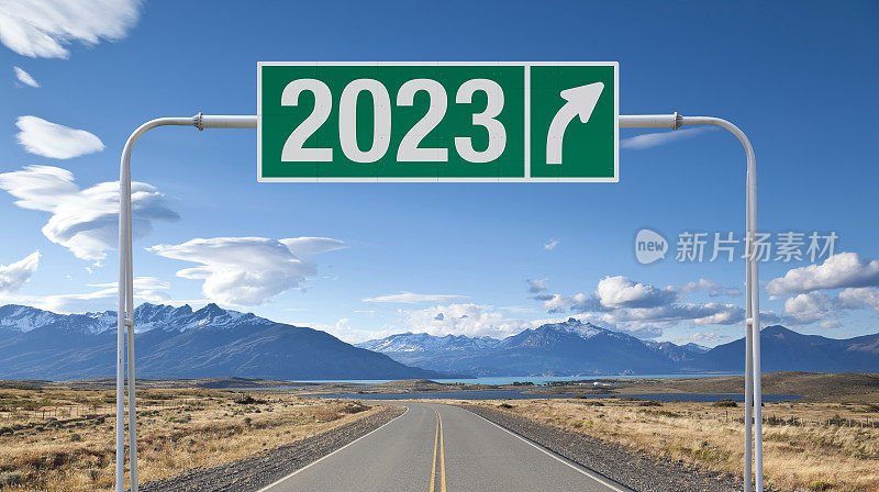 2023年有出口的绿色高速公路标志