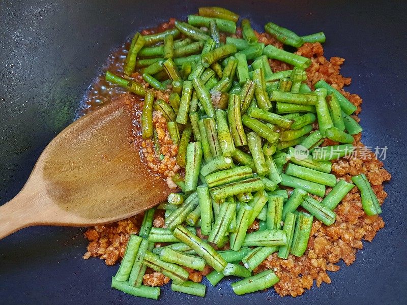 炒菜炒青豆和辣椒酱——准备食物。