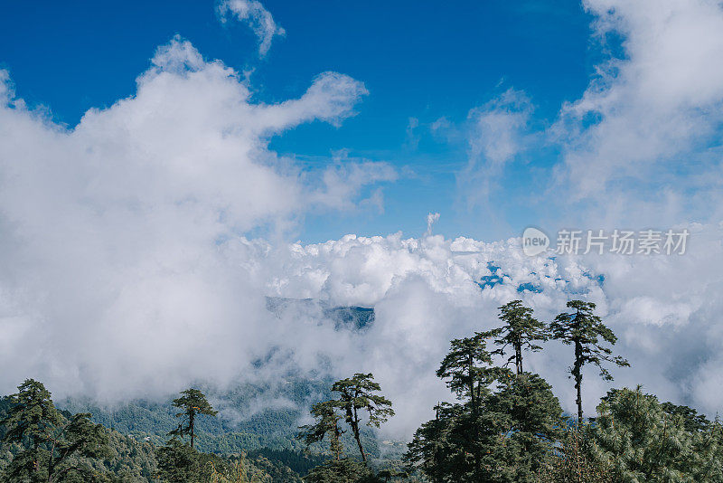 从不丹的Dochula山口看被云覆盖的喜马拉雅山脉