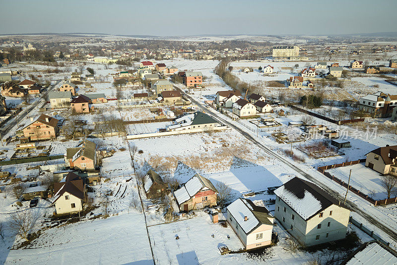 郊区农村城镇冬季积雪覆盖的住宅鸟瞰图