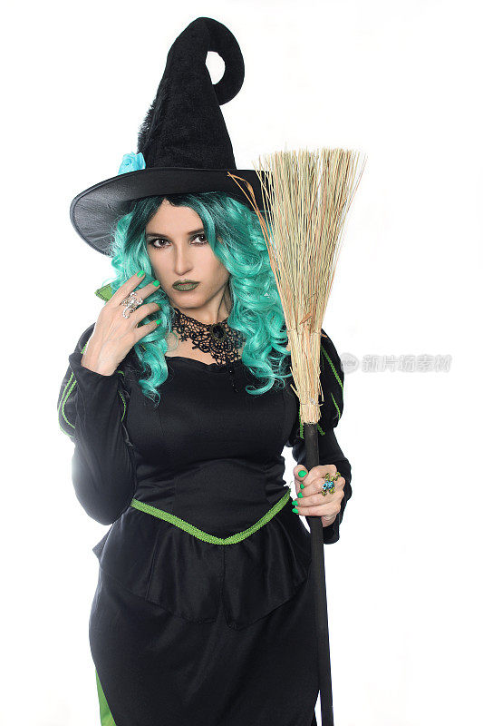 白色背景上有绿头发和扫帚的女巫