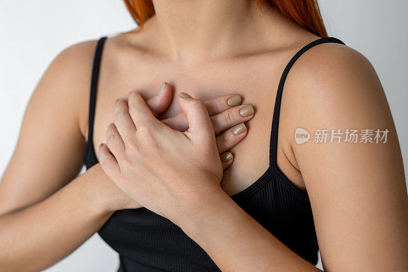 女人的手放在胸口就像在忍受胸口的疼痛