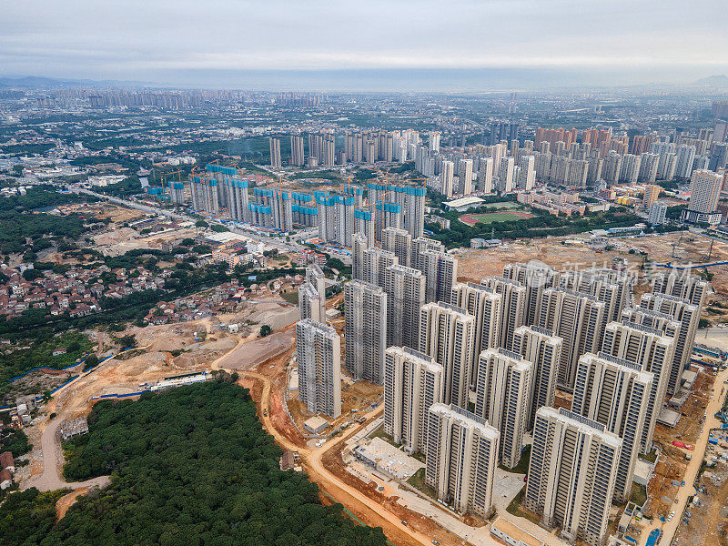 城郊正在开发建设的建筑物鸟瞰图