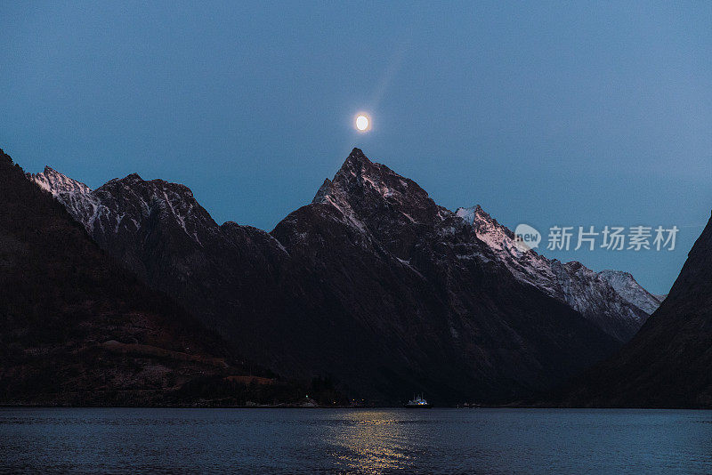 挪威冬季峡湾附近的桑恩莫尔阿尔卑斯山的壮丽景色