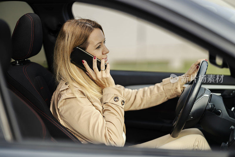 一个不负责任的女人一边开车一边打电话。