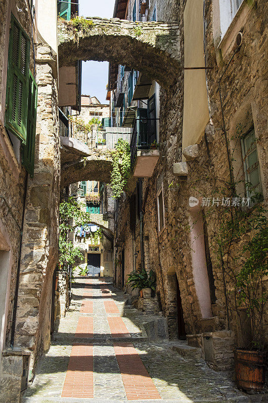 Caruggio的Dolceacqua，一个在Nervia山谷的中世纪村庄