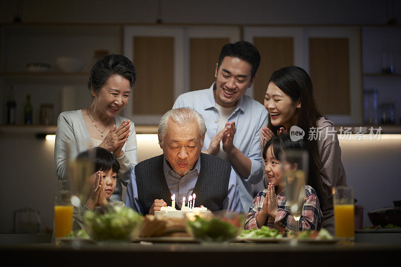 三代亚洲家庭在家里庆祝爷爷的生日