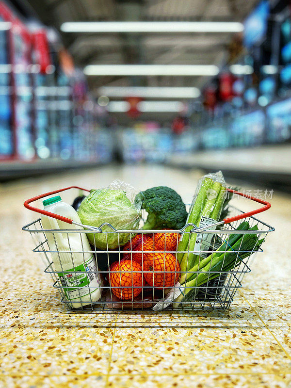 超市过道里装满健康食品的购物篮