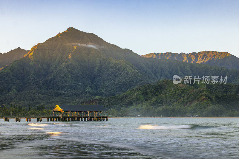 2023年1月8日，美国夏威夷考艾岛，黎明时分哈纳雷湾的著名码头