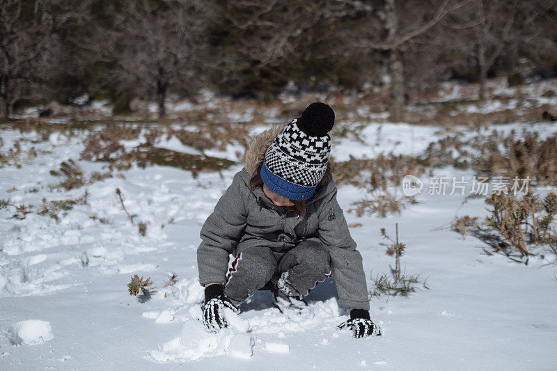 滚雪球。孩子们正在打雪仗。