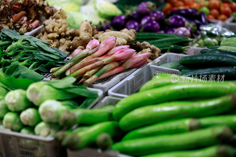 在亚洲农贸市场可以买到绿色蔬菜和各种香草和香料。