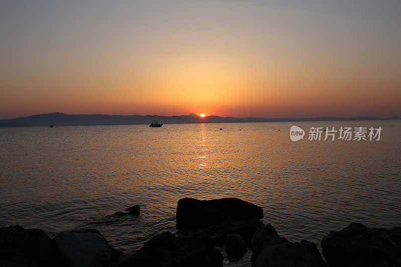 清晨的日出在海上的股票照片