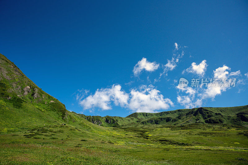 令人惊叹的夏季景观绿色高加索山脉在阳光灿烂的日子