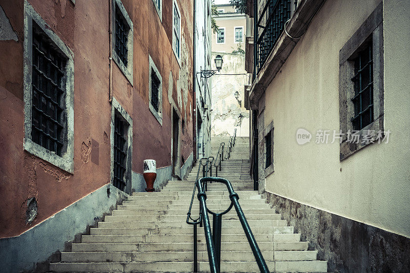 可以看到里斯本老城区一条狭窄陡峭的带台阶的小巷