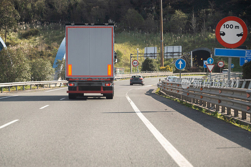 高速公路上的卡车