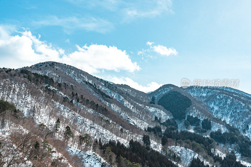 山顶在日本下雪