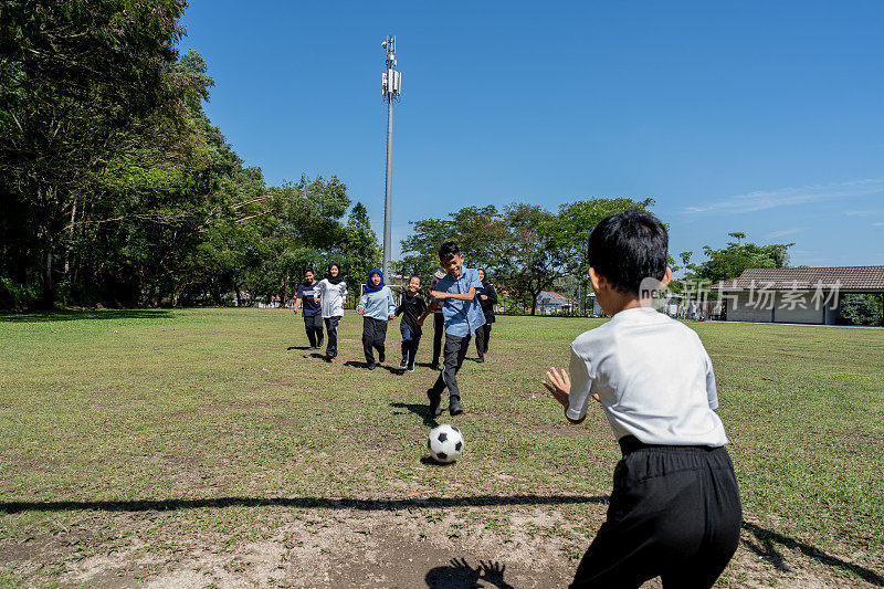 孩子们在操场上踢足球
