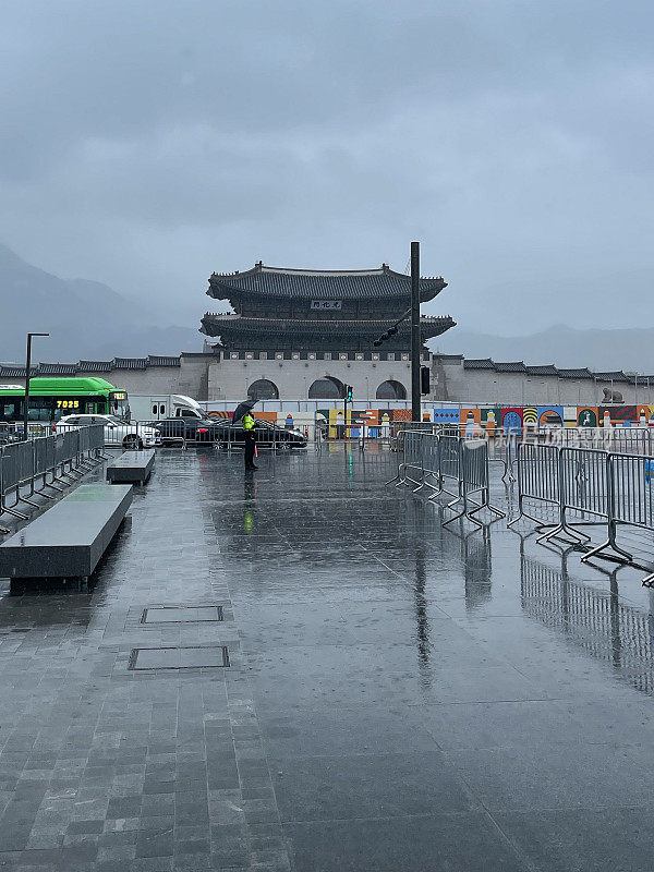 首尔市中心的雨天