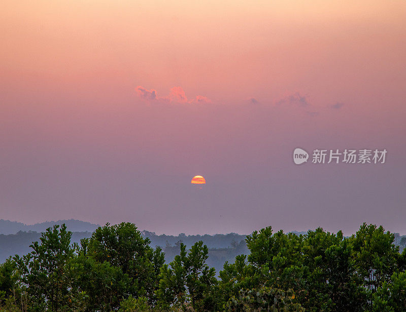 在越南中部高地的山顶上，灿烂的日落