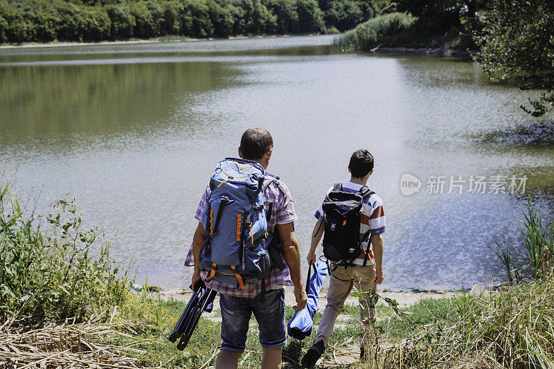 父子俩一起露营。家人徒步旅行。