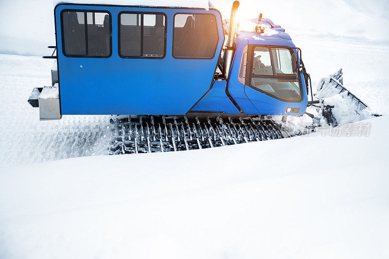 后后门窗口视图蓝色现代雪车拉架美容机与小屋箱准备滑雪斜坡滑雪道高山滑雪场。亚视北极车森林冬季苔原之旅探险旅行