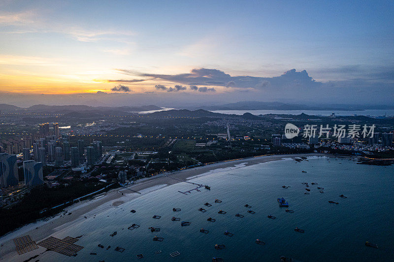 黄昏时海滨小镇的鸟瞰图