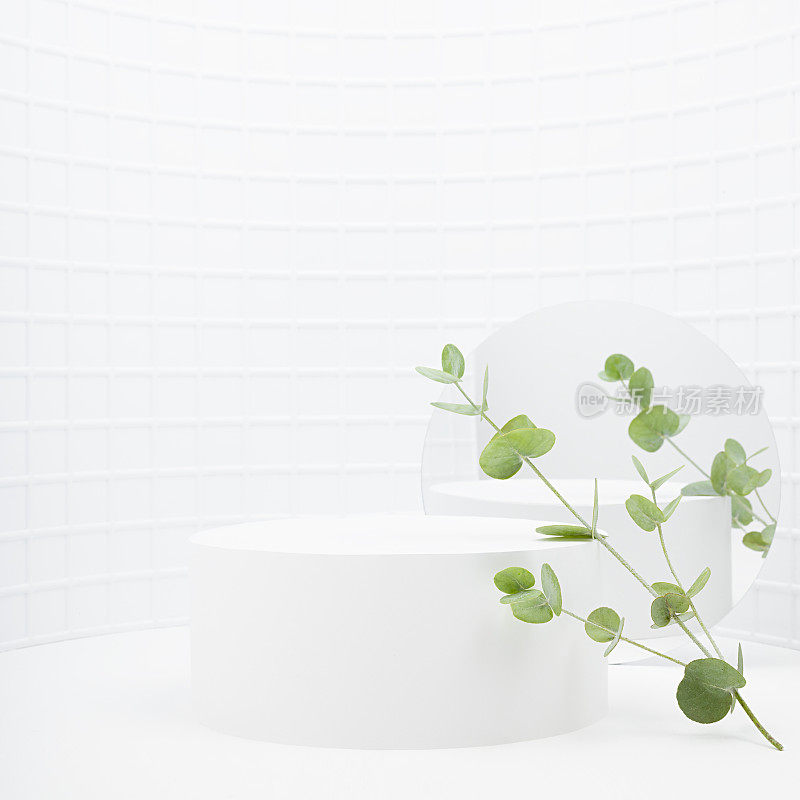 春天抽象的白色舞台，一个圆形的讲台模型用于展示化妆品，商品，设计在弯曲的凹室，微小的马赛克瓷砖，清新嫩绿的桉树树枝，圆形镜子，方形。