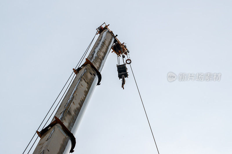 在工地用起重机卸载建筑材料