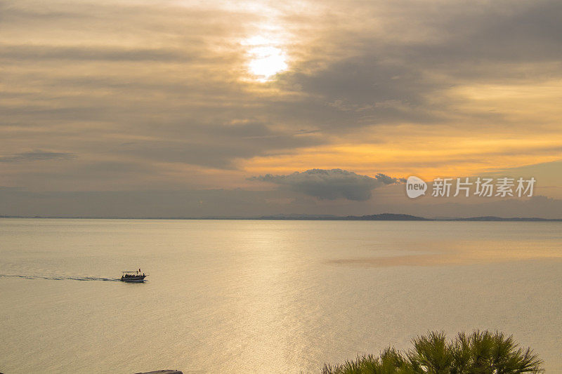 日落宁静:迷人的科尔博斯海滩，邦角，突尼斯