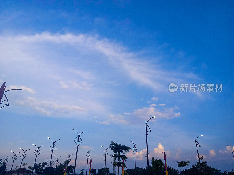 花园灯与天空的背景