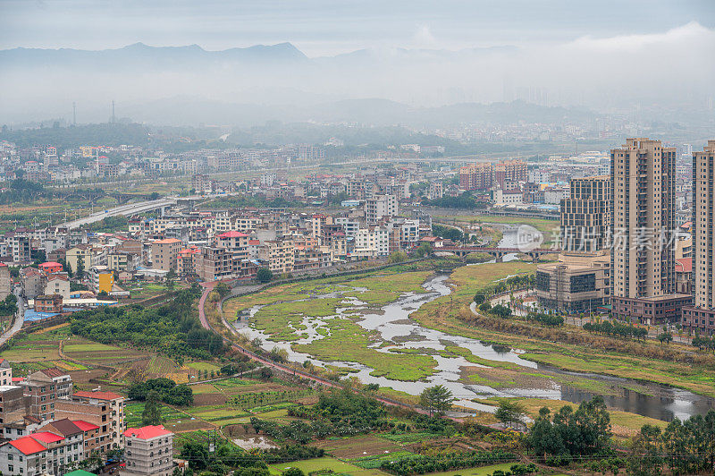 雨后的城市和山峰