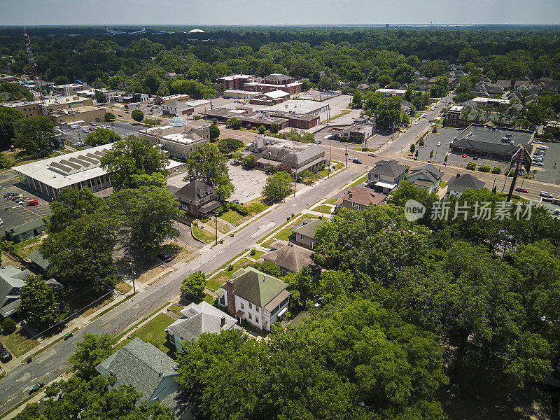 孟菲斯北主街鸟瞰图。上城区孟菲斯城市景观与高层建筑和公寓的道路，田纳西州