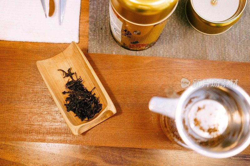 茶艺师用传统的壶和杯泡茶