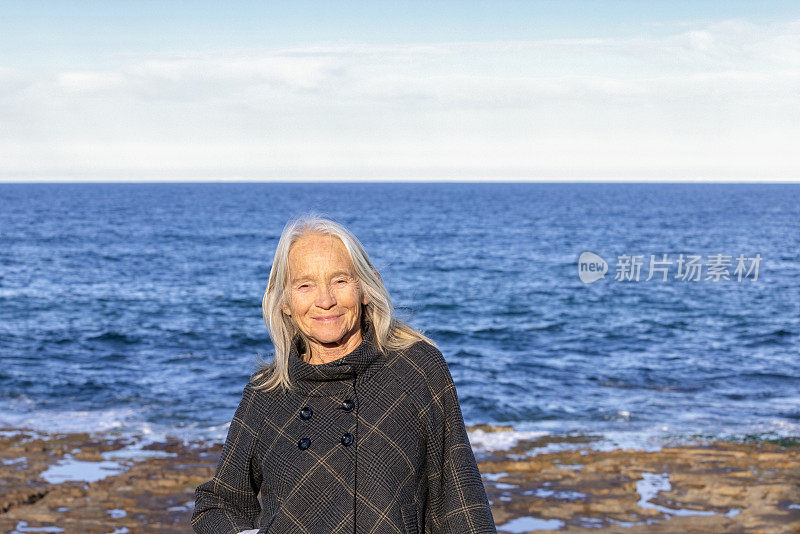 幸福的高级妇女户外肖像，正面视图，背景与复制空间