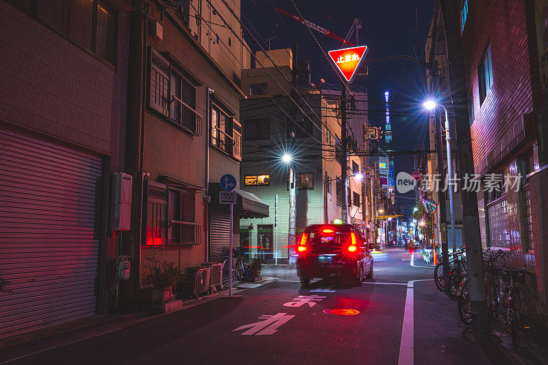 东京市中心(浅草)狭窄的街道上有小商店和住宅