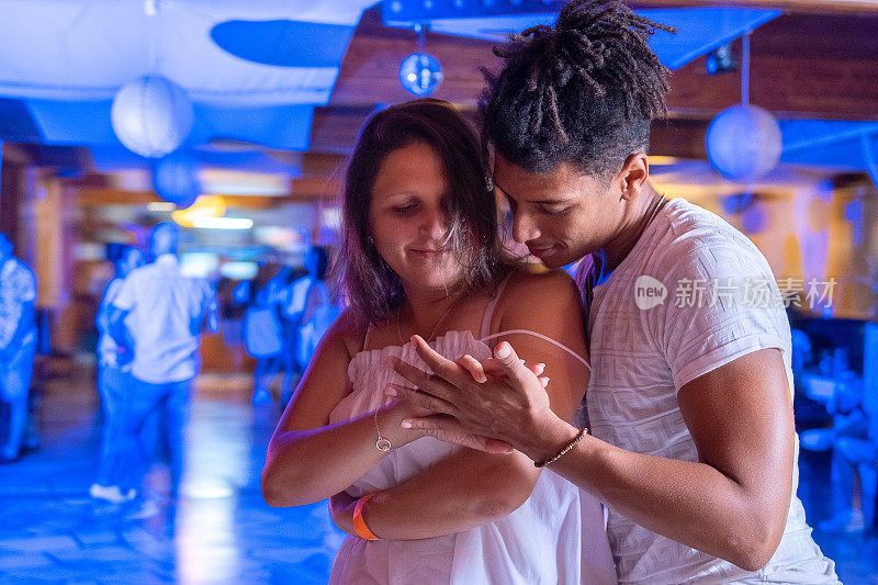 欢快的双人拉丁舞。