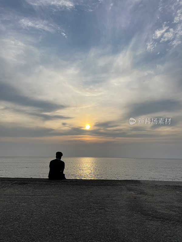 人们坐在人造地上看日落，海岸线上的海防，与海岸线平行的海岸线铁路，海岸侵蚀墙，海岸管理，科伦坡，斯里兰卡