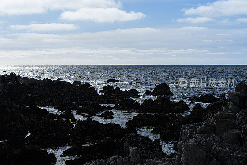 岩石海岸海景的日落景色