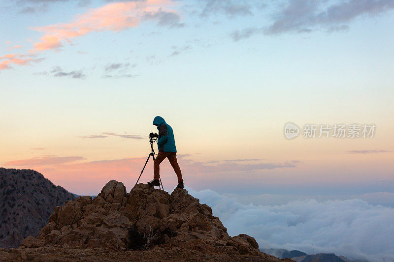 山顶上的摄影师捕捉风景