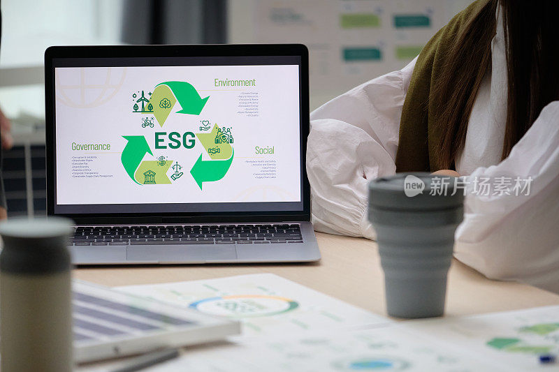 企业家会议ESG环境、社会和治理，讨论可再生能源与风力涡轮机和太阳能电池板，净零排放的商业道德，减少碳足迹污染的可持续温室气体