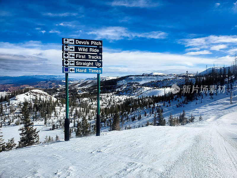 在犹他州布莱恩黑德滑雪胜地的山路标志上。