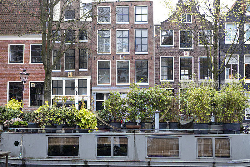 运河船和阿姆斯特丹的联排别墅