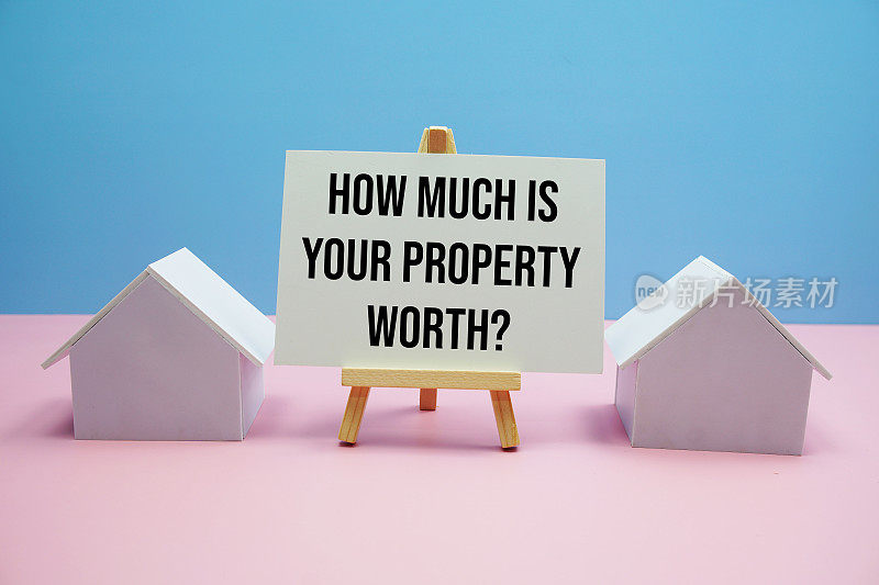 你的房产值多少钱?蓝色和粉色背景的房屋模型短信，住房概念房地产