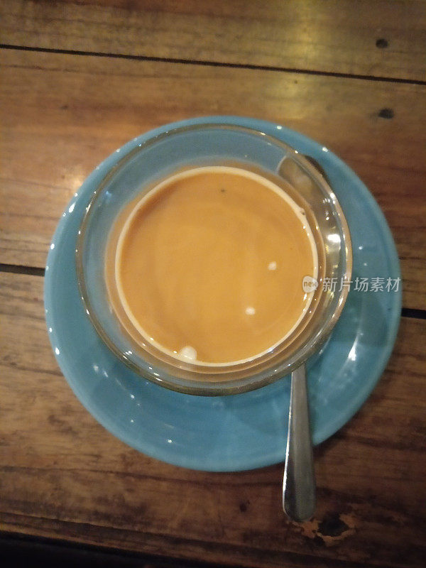 越南滴漏咖啡在一个小咖啡杯