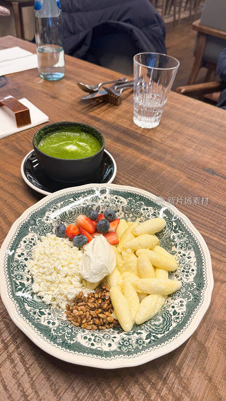 健康的早午餐喜悦:新鲜水果，奶酪，和抹茶酿造