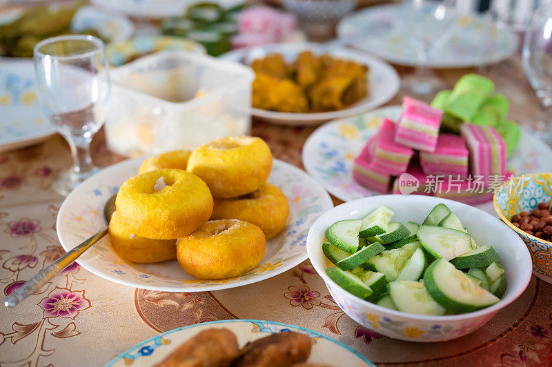 在开斋节庆祝活动期间，餐桌上供应的各种传统马来西亚食物