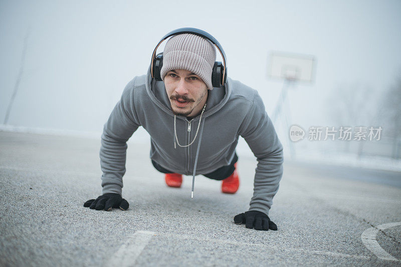 在雾天运动的人