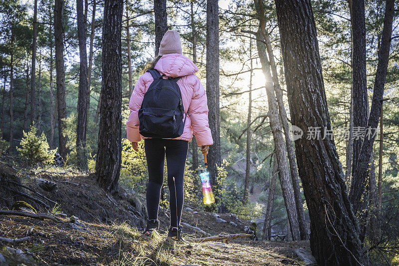 森林里背着背包的年轻女子